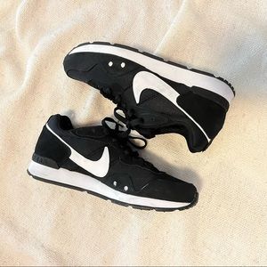 Nike Venture Runner - Black 7.5W